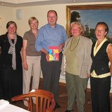 Die Klassiker Nudel der Bürgerstiftung kommt auch gut bei Peer Steinbrück an.