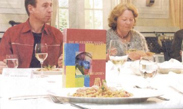 Appetit auf vermeintlich verstaubte Klassiker machte die Bürgerstiftung Weimar mit ihrem ersten Merchandising-Produkt, der Klassiker_nudel, die gestern im Hotel-Elephant vorgestellt wurde. Wie gut die Nudeln munden, erfuhren auch Vorsitzende Doris Elfert und Joachim Fassnacht. Chefkoch Marcello Fabbri kreierte eine exquisite Gaumenfreude mit Gambas.