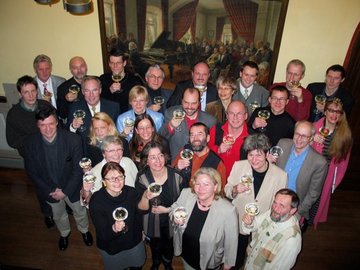 26 Stifter haben am 24.1.04 im Rathaus die Bürgerstiftung Weimar aus der Taufe gehoben und ermutigen nun auch andere unter dem Motto Spuren in die Zukunft legen, sich wirkungsvoll für ihre Stadt einzusetzen.