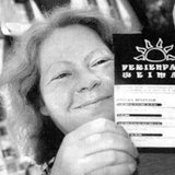 FERIENPASS: Mit dem ersten Ferienpass, den Doris Elfert hier präsentiert, stehen Kindern für zwei Ferienwochen viele Angebote offen.