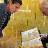 Dr. Knoche (re) mit einer seiner Kostbarkeiten.